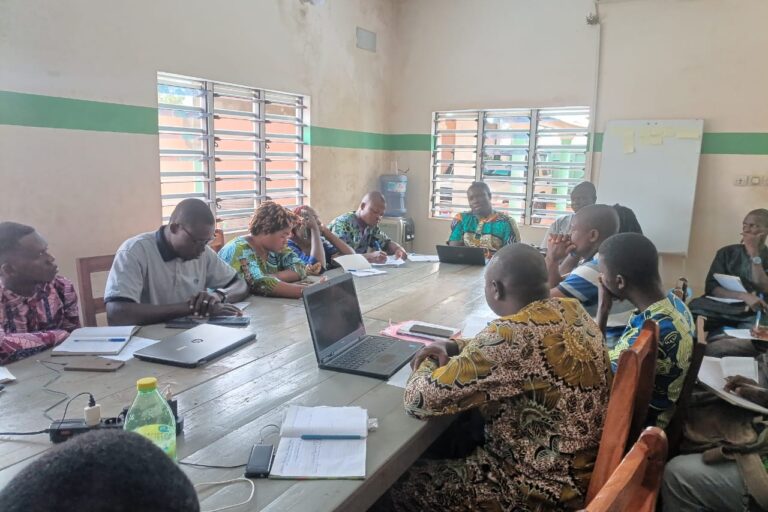 Séance de cadrage de la direction de GRASID avec son personnel de gestion des projets PiASN et PAASEB Séance de cadrage de la direction de GRASID avec son personnel de gestion des projets PiASN et PAASEB