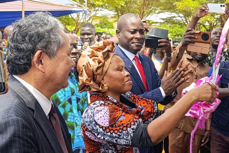 Inauguration Cuisine scolaire : Coupure du ruban