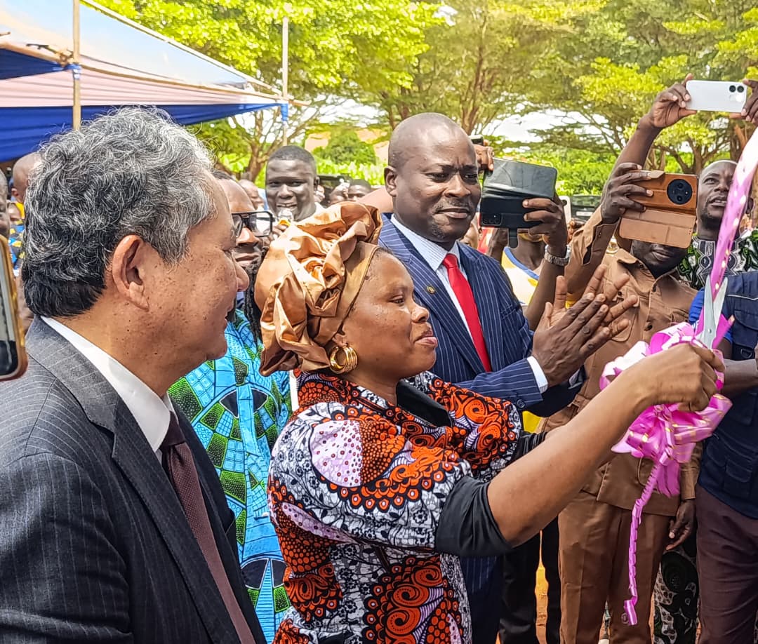Inauguration Cuisine scolaire : Coupure du ruban